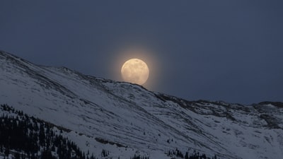 山阿尔卑斯山下的满月
